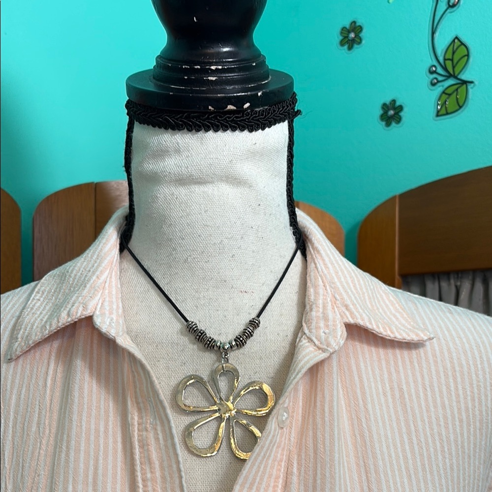 Hippie Rose Cream & peach 🍑 Button Down Shirt w/ Collar - Picture 2 of 13